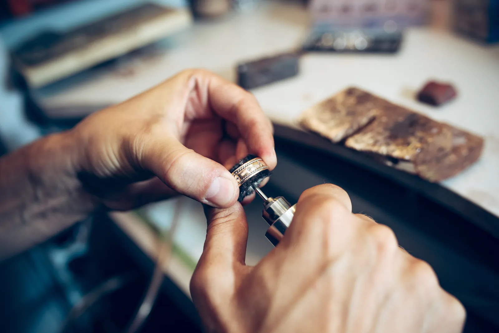 Ring wird bei der Feinarbeit von Hand bearbeitet